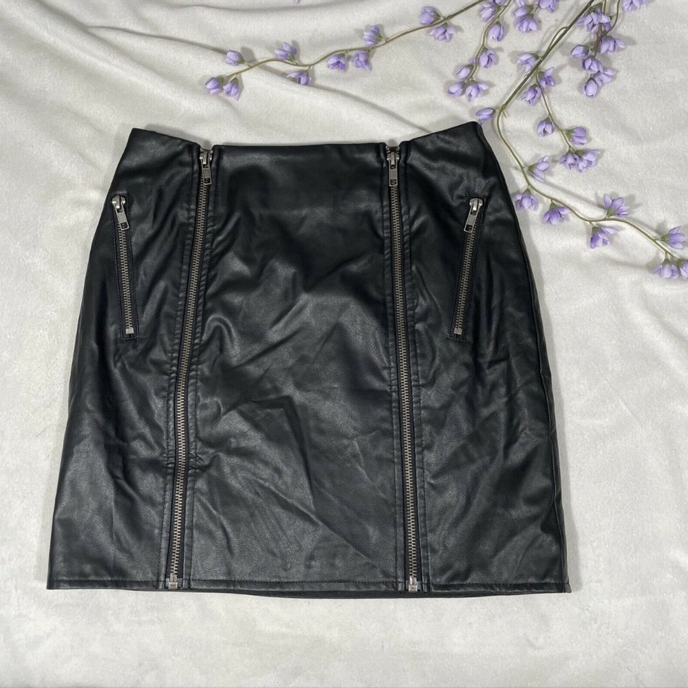 #38 ✨ ‎ NWT Rumor Boutique LF Zip Faux Leather Mini Skirt